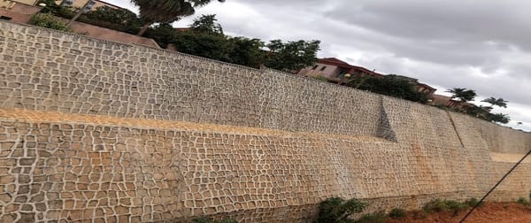 La Muraille de Paix entre Siantou et l'UCAC : Un Symbole de Harmonie Académique